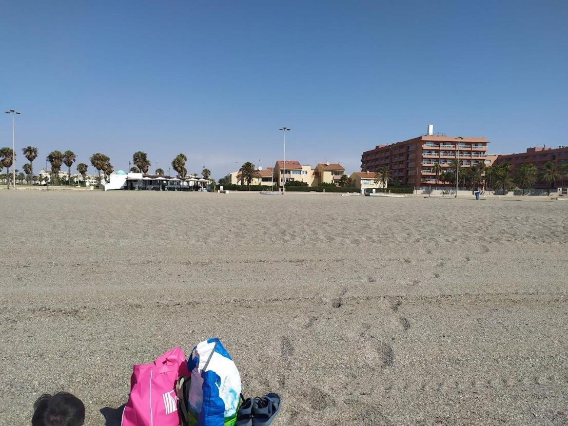 Coqueto apartamento con terraza en la playa Roquetas de Mar Exterior foto