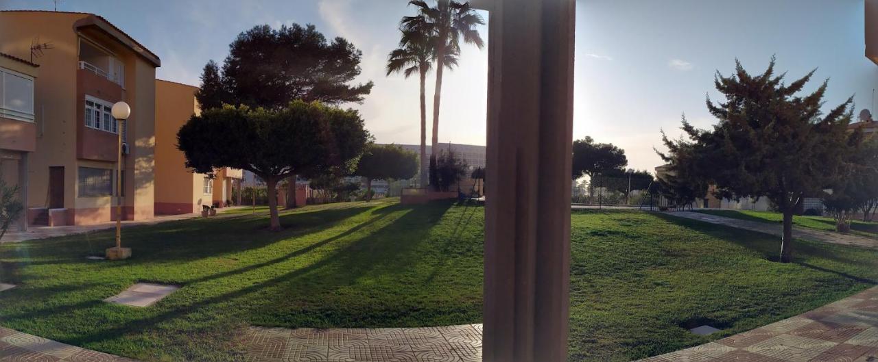 Coqueto apartamento con terraza en la playa Roquetas de Mar Exterior foto