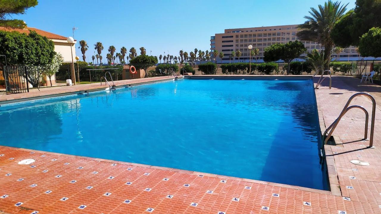 Coqueto apartamento con terraza en la playa Roquetas de Mar Exterior foto
